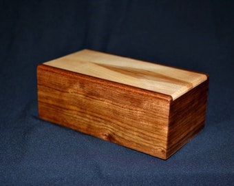 Joyero artesanal de palisandro caribeño con forro de cuero.