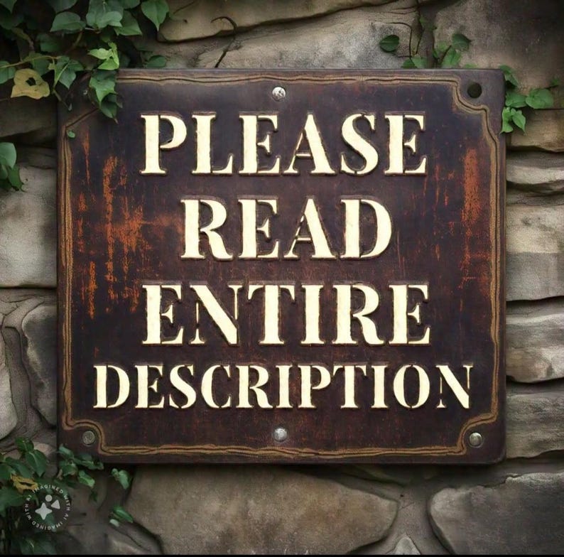 K&ouml;nnte beinhalten: Ein rostiges Metallschild mit wei&szlig;er Aufschrift, auf dem "PLEASE READ ENTIRE DESCRIPTION" steht.