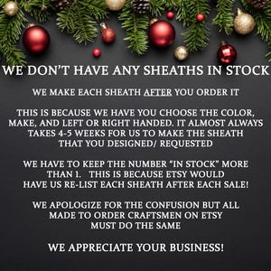K&ouml;nnte beinhalten: Text auf schwarzem Hintergrund mit roten Weihnachtsornamenten. Der Text lautet: "Wir haben keine Scheiden auf Lager. Wir fertigen jede Scheide nach Ihrer Bestellung an. Dies liegt daran, dass Sie die Farbe, die Ausf&uuml;hrung und die linke oder rechte Hand w&auml;hlen k&ouml;nnen. Es dauert fast immer 4-5 Wochen, bis wir die Scheide herstellen, die Sie entworfen/angefordert haben. Wir m&uuml;ssen die Anzahl "auf Lager" auf mehr als 1 halten. Dies liegt daran, dass Etsy uns zwingen w&uuml;rde, jede Scheide nach jedem Verkauf erneut aufzulisten! Wir entschuldigen uns f&uuml;r die Verwirrung, aber alle auf Etsy t&auml;tigen Auftragshersteller m&uuml;ssen dasselbe tun. Wir sch&auml;tzen Ihr Gesch&auml;ft!"