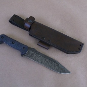 Ka Bar Becker BK-7, Seitliche Lederscheide mit Zurrlöchern, Fire Steel Schlaufe, (nur Scheide) 4 Wochen Wartezeit, Made to Order, Prepper, Survival