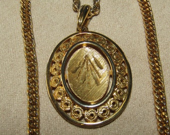 Vtg engraved medallion pendant necklace