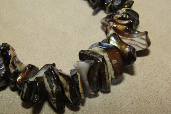 Vtg. handcrafted satin and shell necklace - image 8