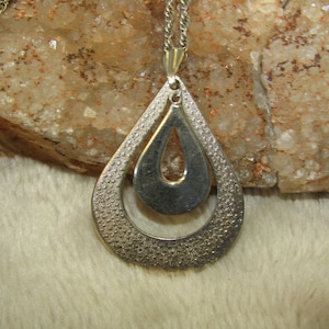 Vintage Sarah Coventry gold tone necklace