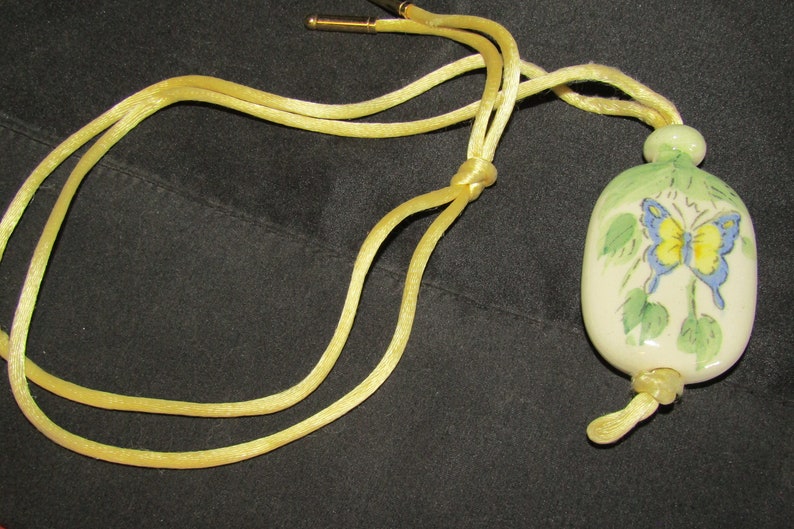 Vtg Avon hand painted porcelain necklace