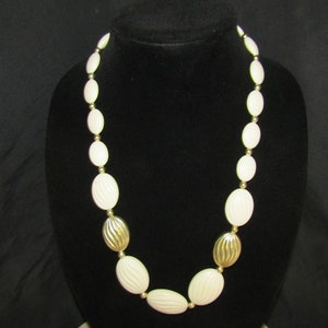 Vintage cream and gold tone beaded necklace