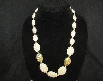 Vintage cream and gold tone beaded necklace