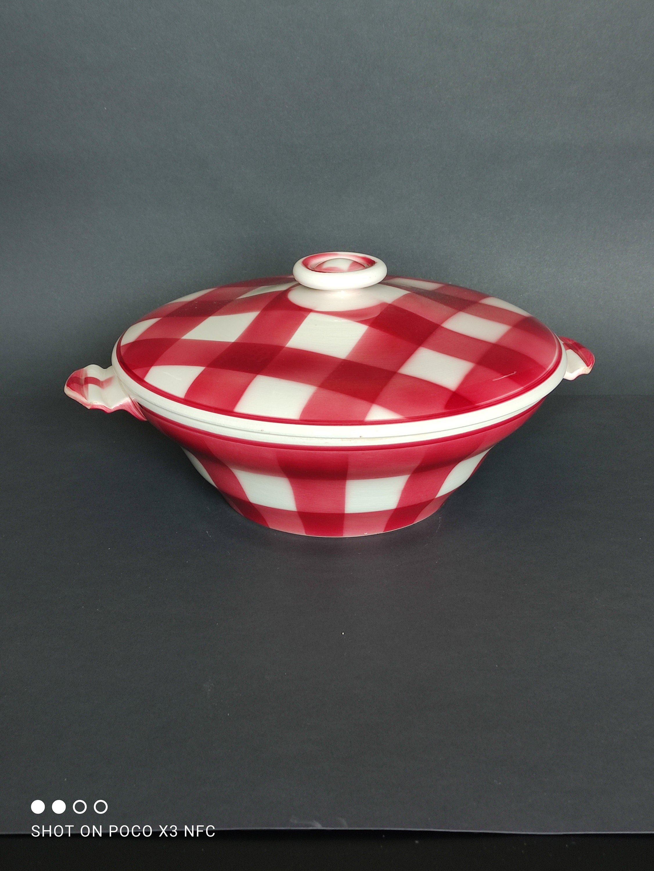 Faïencerie Nouvelle - Givors France Soupière/Saladier à Carreaux/Damiers Blanc et Rouge/Bordeaux Vin