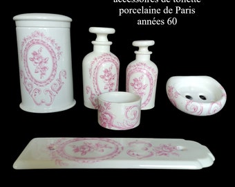 Porcelaine de Paris - accessoires de  salle de bain en porcelaine blanche motif floral rose - vintage années 60