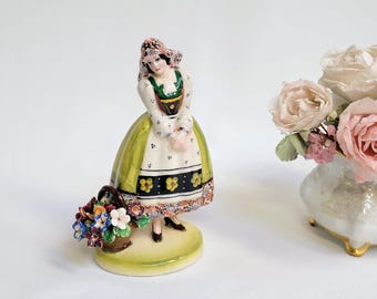 Statuina vintage in porcellana ZSZ: donna italiana con cesto di fiori, anni &#39;40