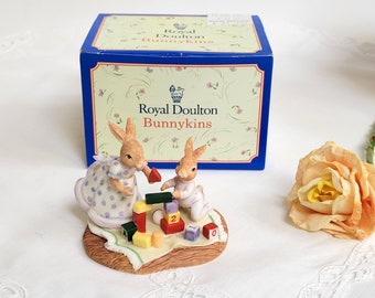Figurine Royal Doulton Bunnykins ~ 1996 Susan e Harry Bunnykins che badano al fratellino DBR 11