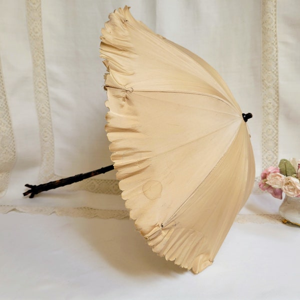 Antique Small Parasol ~ Marbled Bakelite/Catalin Folding Handle ~ Beige Ruffled Silk Fabric ~ c:1920's ~ Handle Weight 92 grams ~ 25" x 20"