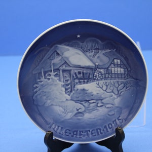 Vintage Bing an Grondahl  1975 Christmas plate  At the old Water-mill. it is 7 1/4" diameter.