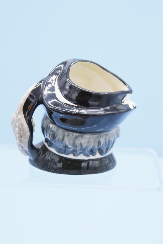 ヴィンテージ ロイヤルドルトンの「old salt」。髭の水夫と人形のジャグ ヴィンテージ ロイヤルドルトンの「old salt」。髭の水夫と人形のジャグ