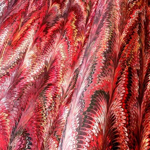 Handgemaakt rood gemarmerd papier: Ghost Wings-patroon, boekbinden, decoupage