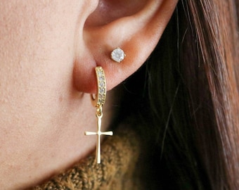 Cross Huggie Hoops, Boucles d’oreilles Cross, Boucles d’oreilles Cross Hoop, Cerceau avec croix, Boucles d’oreilles Charm Hoop, Boucles d’oreilles Gold Hoop, Dainty Hoop