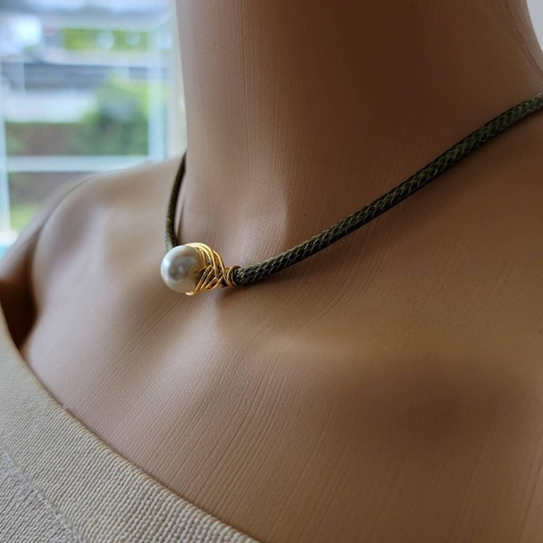 KOŁNIERZ SKÓRZANY, Delikatny naszyjnik z pereł, Naszyjnik ze skóry i pereł, Masywny naszyjnik typu choker, Skórzany naszyjnik typu choker, Naszyjnik typu choker dla kobiet