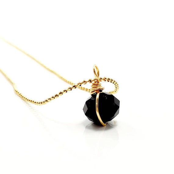 Collier avec petit médaillon doré en résine et petite abeille en métal Collier avec petit médaillon doré en résine et petite abeille en métal