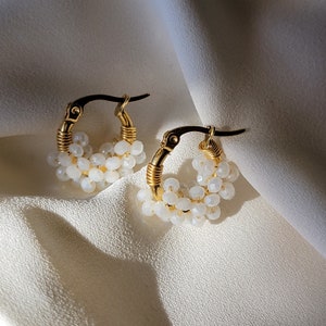 Weiße Huggie Hoop Ohrringe, 14k Gold Huggie Ohrringe, Kleine Hoop Ohrringe, Kleine Gold Hoop Ohrringe, Gold Hoop Ohrringe, Zierliche Hoop Ohrringe