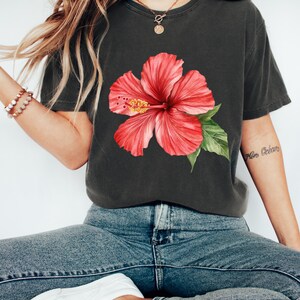 Camiseta com estampa de flor de hibisco, camiseta Aloha Hawaii Comfort Colors, camiseta feminina estilo boho grande, camiseta de verão, férias, camiseta de praia