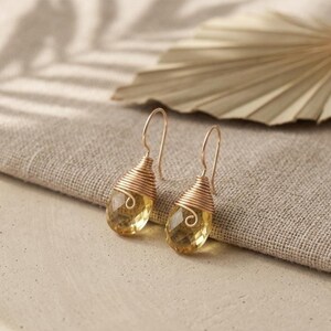 Tropfenförmige Ohrringe, goldumwickelte Hängeohrringe, gelbe Kristallohrringe, zarter Boho-Schmuck, Geburtsstein-Geschenk für November