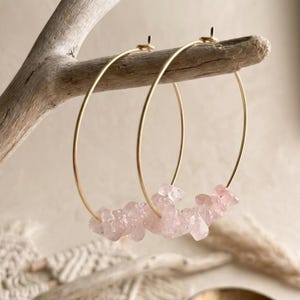 Örhängen i rå rosenkvarts, stora tunna kristallringar, fina ädelstenssmycken i tråd, naturlig rosa sten i boho-stil, julklapp till henne