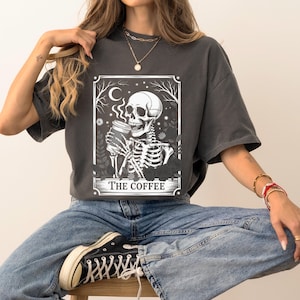 Camiseta com carta de tarô Coffee Cup, camiseta com carta de tarô Coffee Cup, camiseta com café de bruxa, café com tarô, carta de tarô Mystical Tarot