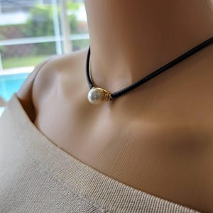 Leather pearl choker,Pearl Black choker, LEATHER CHOKER, Leather and pearl necklace, Leather choker necklace, choker collar necklace