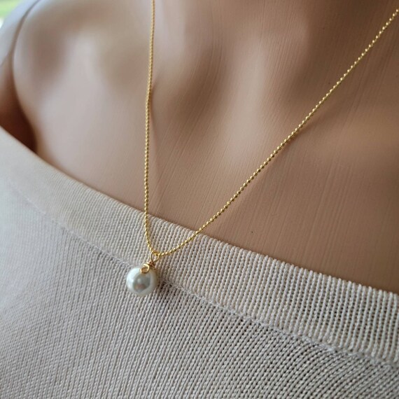 Dainty single shop pearl necklace