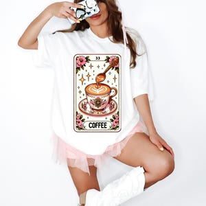 Camiseta com carta de tarô Coffee Cup, camiseta com carta de tarô Coffee Cup Witchy, camiseta com café Witchy, café Tarot, carta de tarô Mystical Tarot