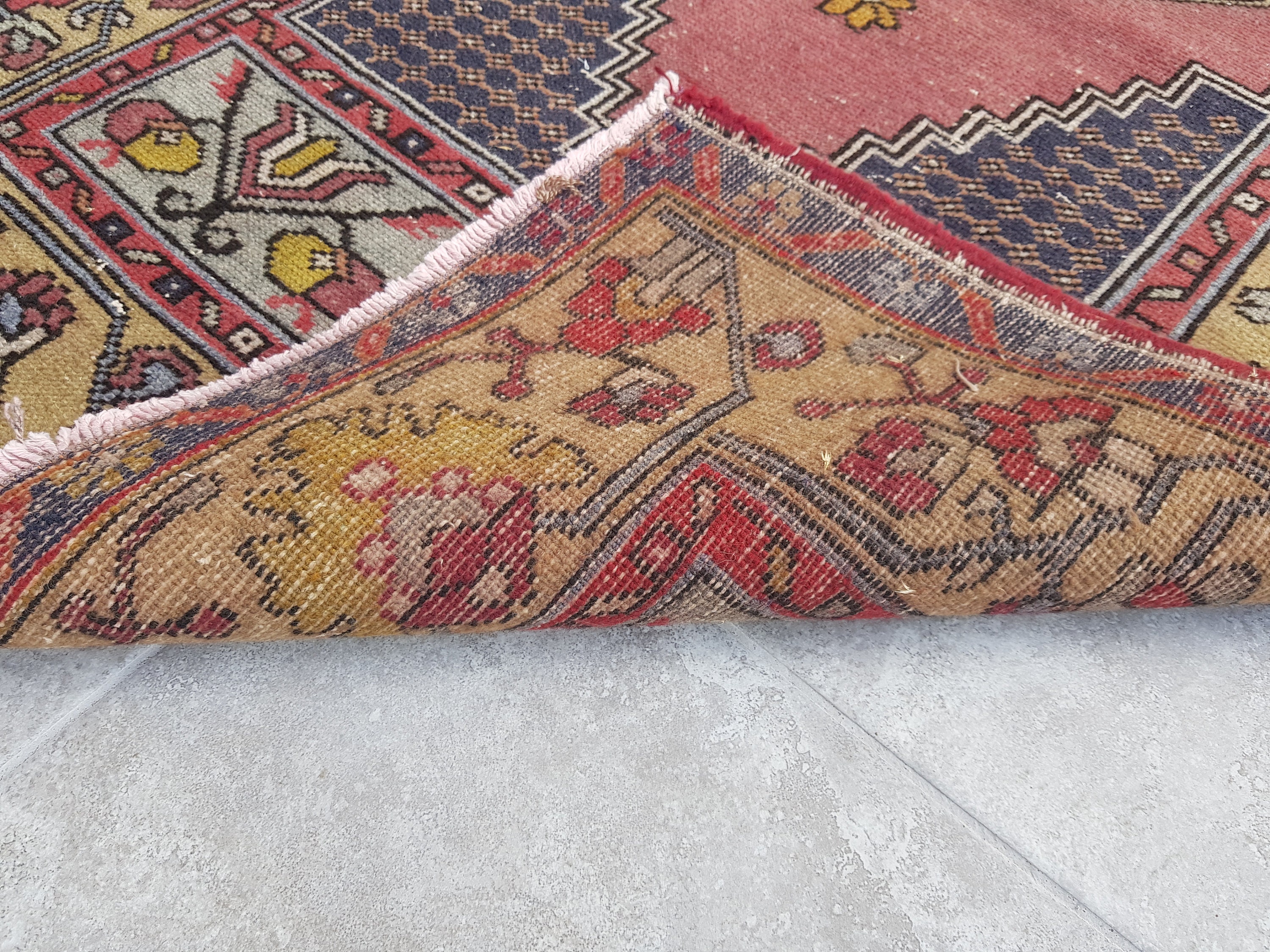 手織りウールのウシャックランナーラグ：3x9インチのヴィンテージ