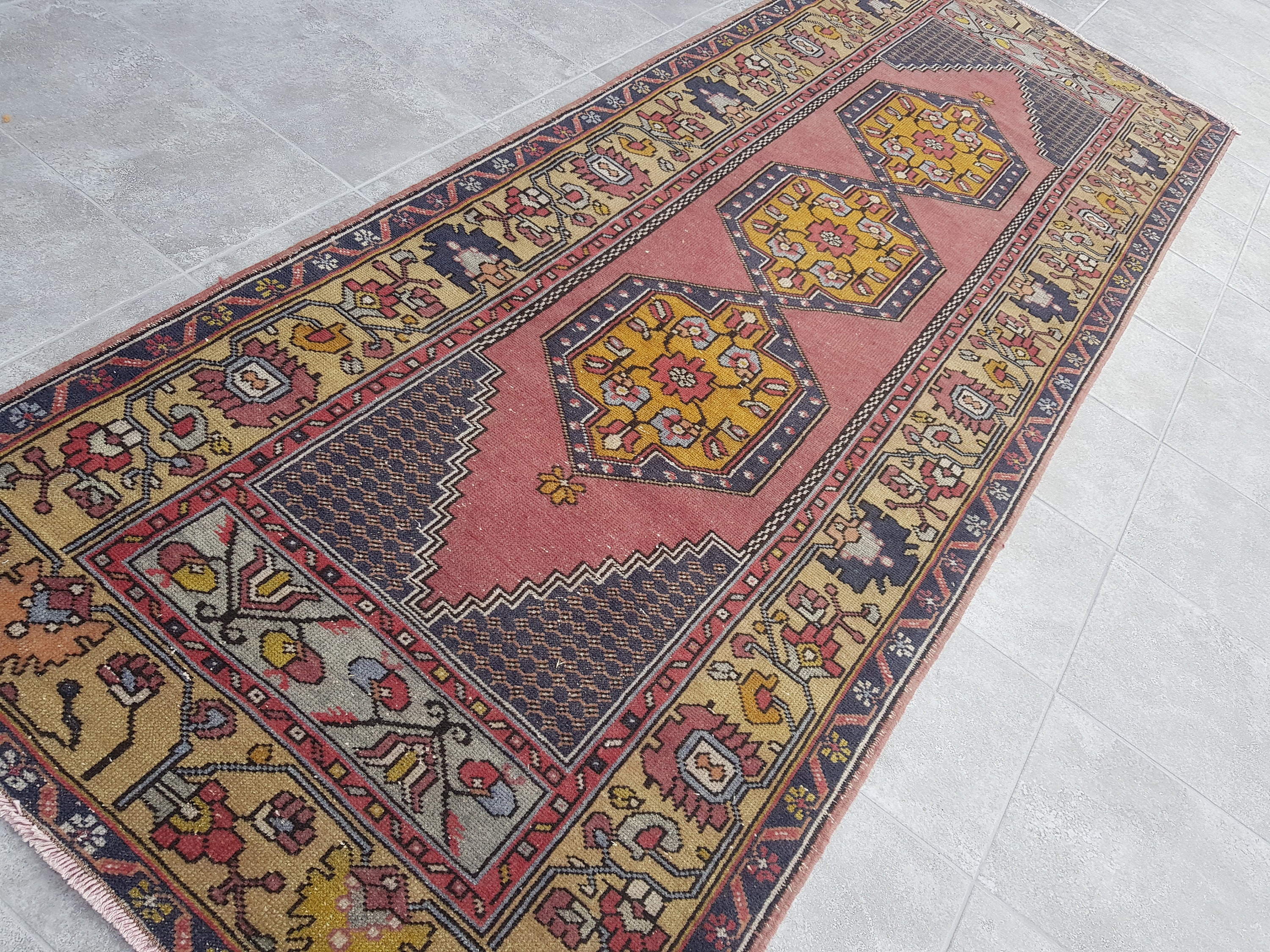 手織りウールのウシャックランナーラグ：3x9インチのヴィンテージ