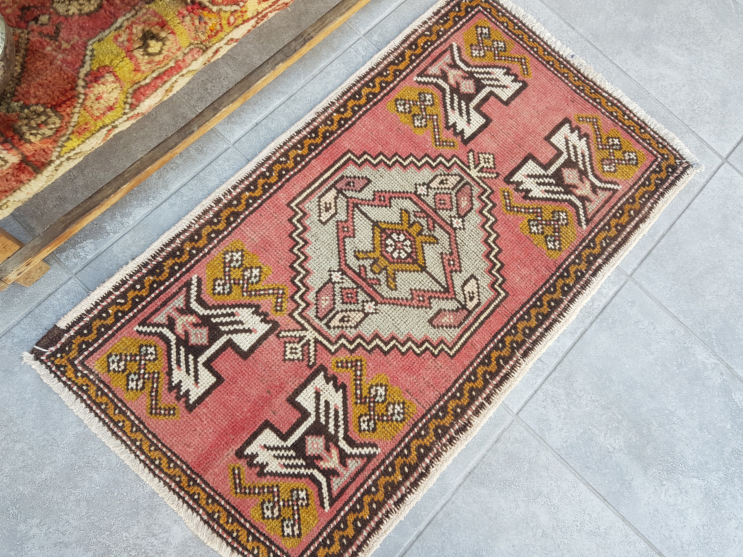 インドア デコレーション マット、2 x 3 フィート レッド ヴィンテージ