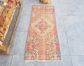 Small Pink Oushak Rug, Vintage Turkish Area Rug (1'2x2'9 Ft)
