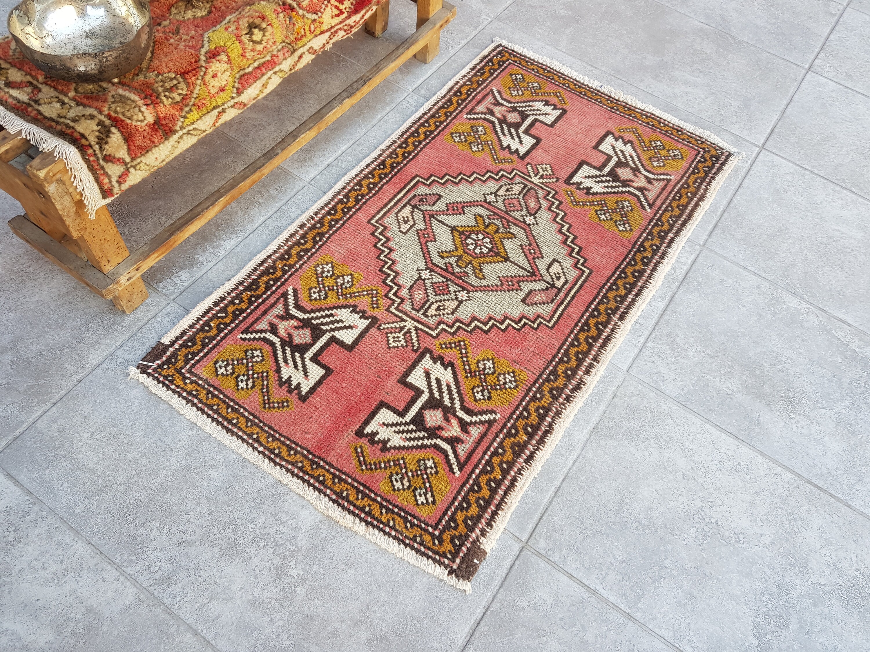 インドア デコレーション マット、2 x 3 フィート レッド ヴィンテージ