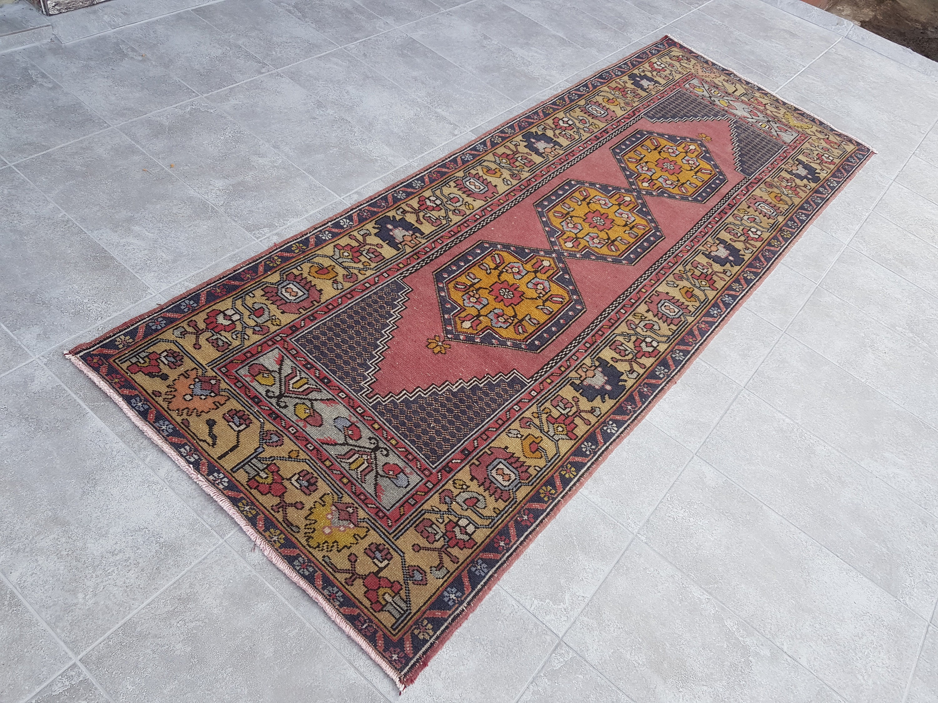 手織りウールのウシャックランナーラグ：3x9インチのヴィンテージ