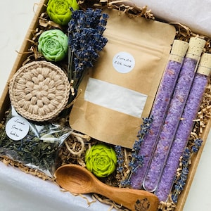 Lavendel Geschenkbox, Selbstpflege entspannendes Geschenkset, Badesalz/Tee Geschenkkorb, Versandfertiges Geschenk für Mutter, Anti Stress Lavendel Verwöhnbox