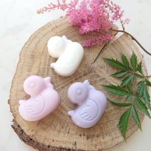 45 pezzi di sapone a forma di paperella di gomma rosa/lilla, sapone a forma di paperella bianca in miniatura, bomboniere per baby shower color pastello, sapone a forma di paperella di animale, bomboniere semplici ed economiche