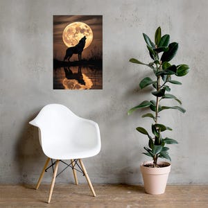 Könnte beinhalten: Eine schwarze Wolfssilhouette heult zu einem Vollmond in einer dunklen Waldkulisse. Der Mond ist leuchtend gelb und der Wolf steht in einer Wasserpfütze, die den Mond reflektiert.