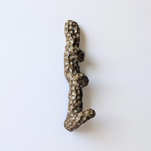 Cabide de parede/gancho para casacos artesanal em cerâmica ~ formato orgânico marrom escuro com 3 ganchos