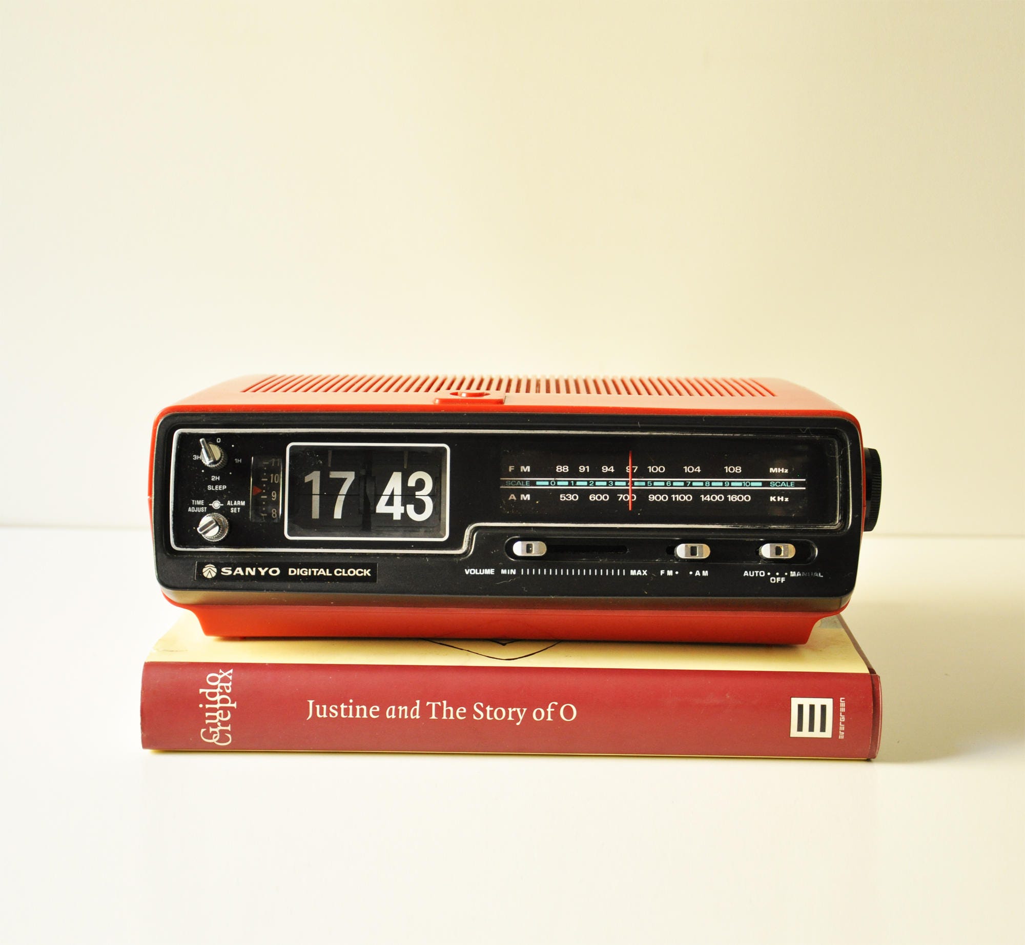 Vintage 1972 Sanyo Stereocast Flip Clock Alarm Radio RM5320 Retro