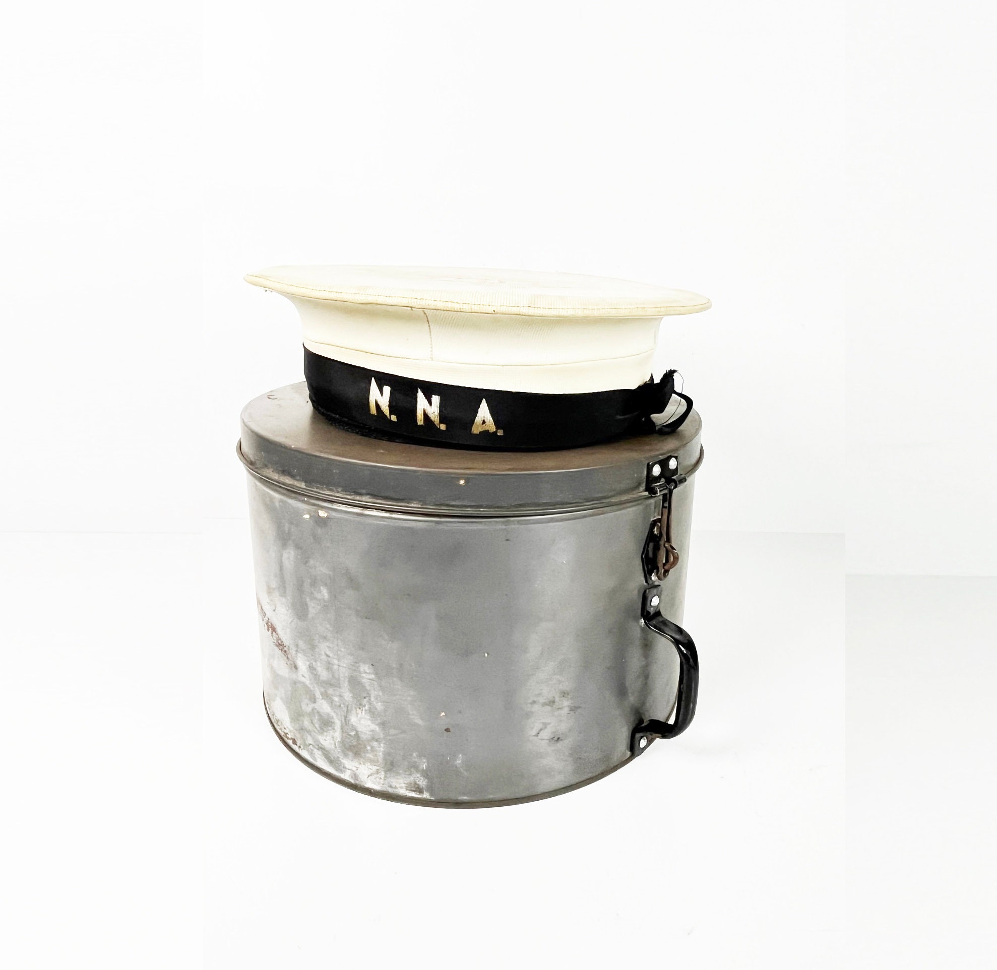 At Auction: ROUND METAL HAT TIN AND ROUND HAT BOX
