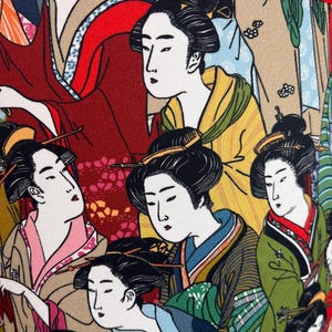 Op de afbeelding: Een kleurrijke stof met een herhalend patroon van Japanse vrouwen in traditionele kleding. De stof heeft een verscheidenheid aan kleuren, waaronder rood, groen, blauw, geel en wit.