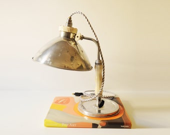 Vintage industriële bureaulamp: hergebruikte warmtelamp met bakelieten handvat
