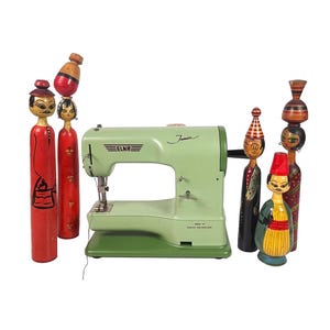 Macchina da cucire giocattolo Elna Junior vintage con carillon funzionante, realizzata in Svizzera, giocattolo in miniatura con custodia in metallo e manuale di istruzioni