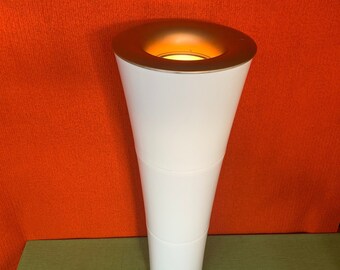 Kaoyi Japón iluminación cono-up Lámpara de pie con interruptor de plástico blanco con borde dorado - Mid Century Modern