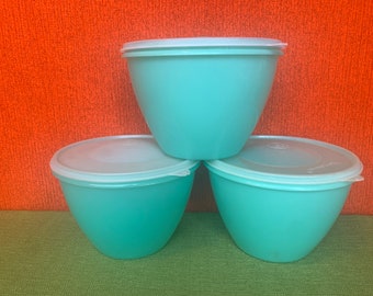 Vintage Tupperware bowl with transparent lid - pastel mint green - midcentury 50s 60s