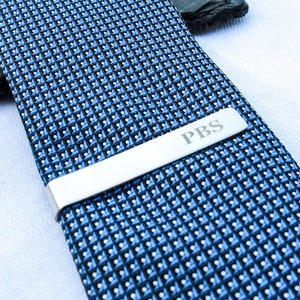 Initiales de pince à cravate personnalisées et date cadeau en acier inoxydable / petit ami ou mari / cadeau de la Saint-Valentin / épingle à cravate de mariage image 1