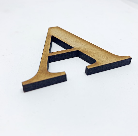 pequeñas letras de madera del alfabeto Foto de stock 83030602