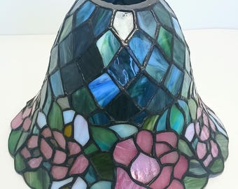 Prachtige lampenkap van gebrandschilderd glas met bloemenmotief, 18 cm breed.