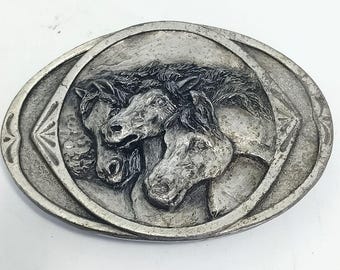 Fivela de cinto prateada com cabeça de cavalo em tom bergamota, 1983